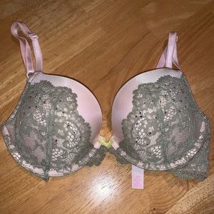 Victoria’s Secret Bra 32D